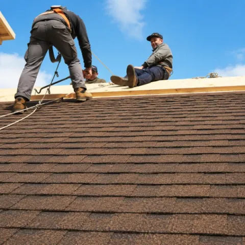Artisan couvreur Queyrac réalisant la pose d'une toiture en tuiles