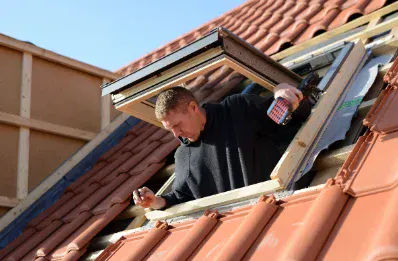Pose de fenêtre de toit et velux par un couvreur à Queyrac